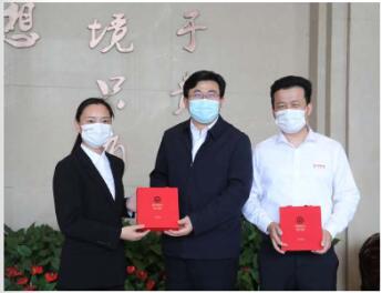 区委书记乔俊杰走访威尼斯432888cam并发放“常商服务卡”